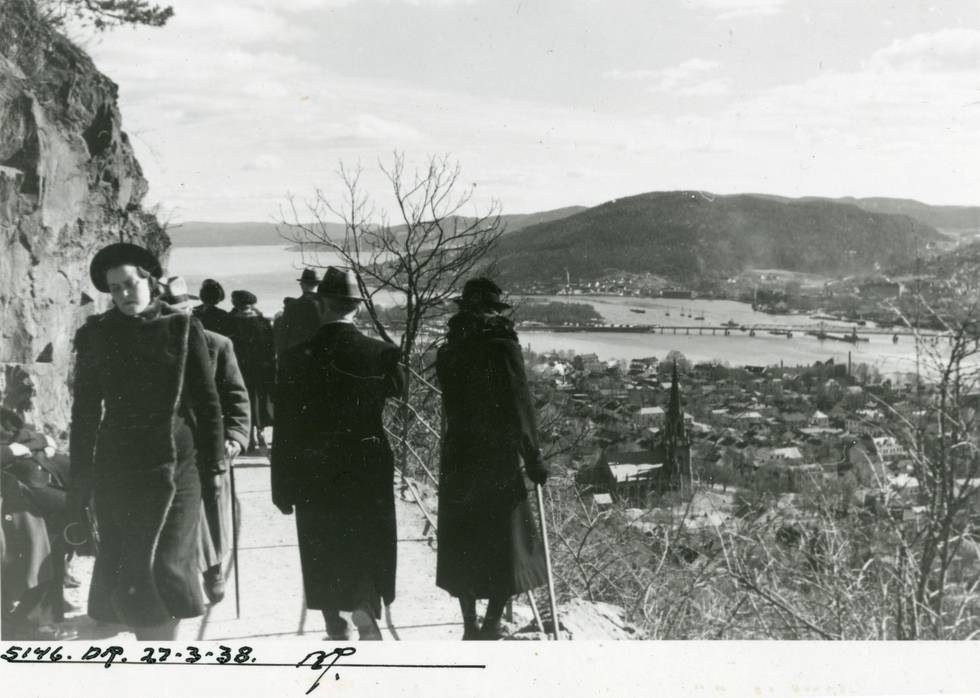 Turgåere på Thurmannsveien i Bragernesåsen (med utsikt mot bybrua og Holmen), våren 1938.