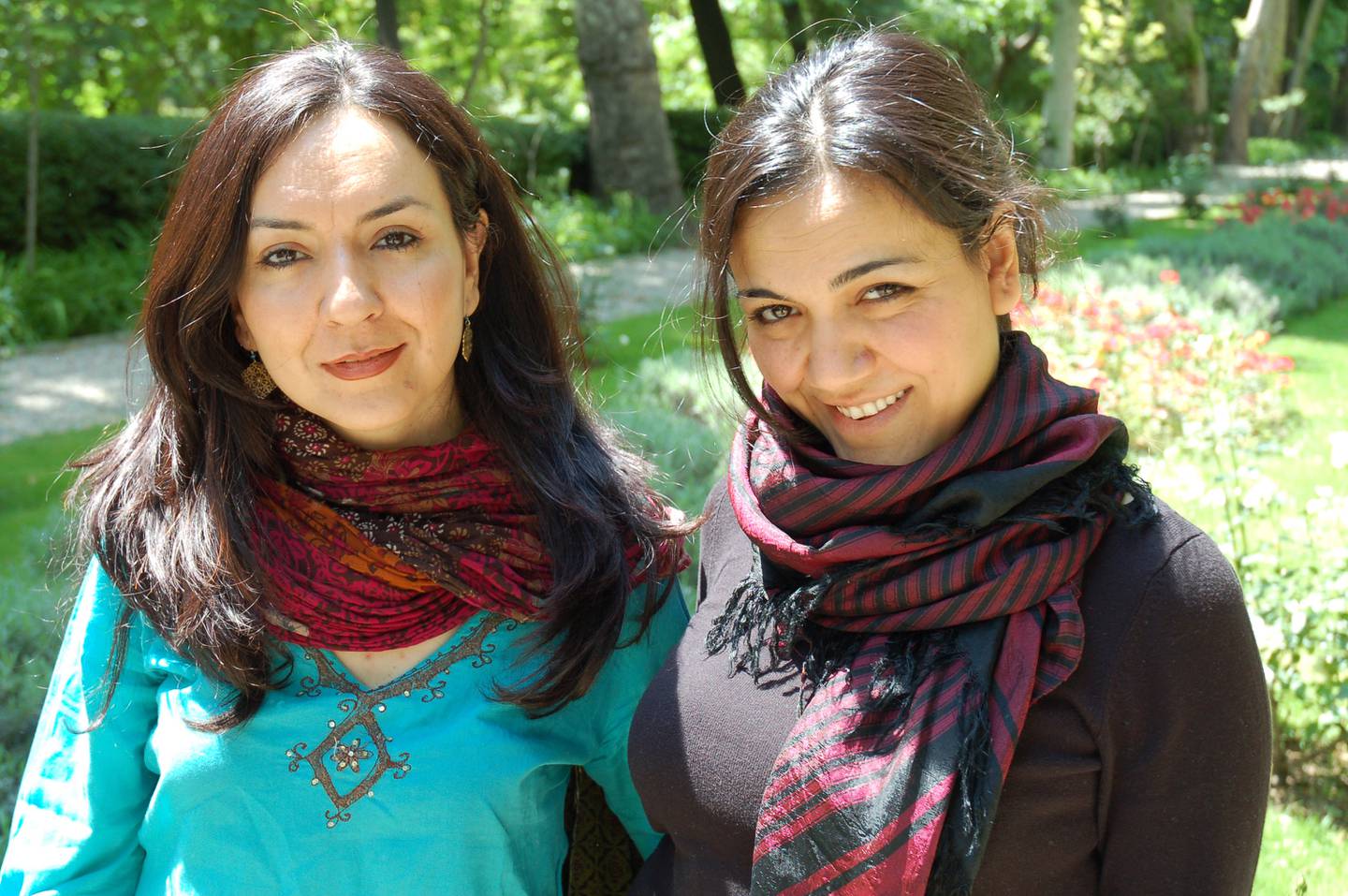 Søstrene Mahsa (til venstre) og Marjan Vahdat. Foto: Kirkelig kulturverksted