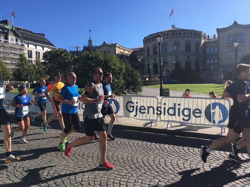 Det var strålende forhold under lørdagens Oslo Maraton da de som løp den lengste distansen passerte Stortinget.