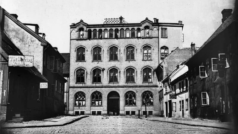 Nissens Pikeskole fikk sin egen bygning i Øvre Vollgate 15 i 1860 og holdt til her til 1899. Ifølge Therese Bertheau var bygningen gammeldags i mange henseende, men lå høyt og fritt og hadde sol i nesten alle rom. FOTO: Ole Tobias Olsen/Oslo museum