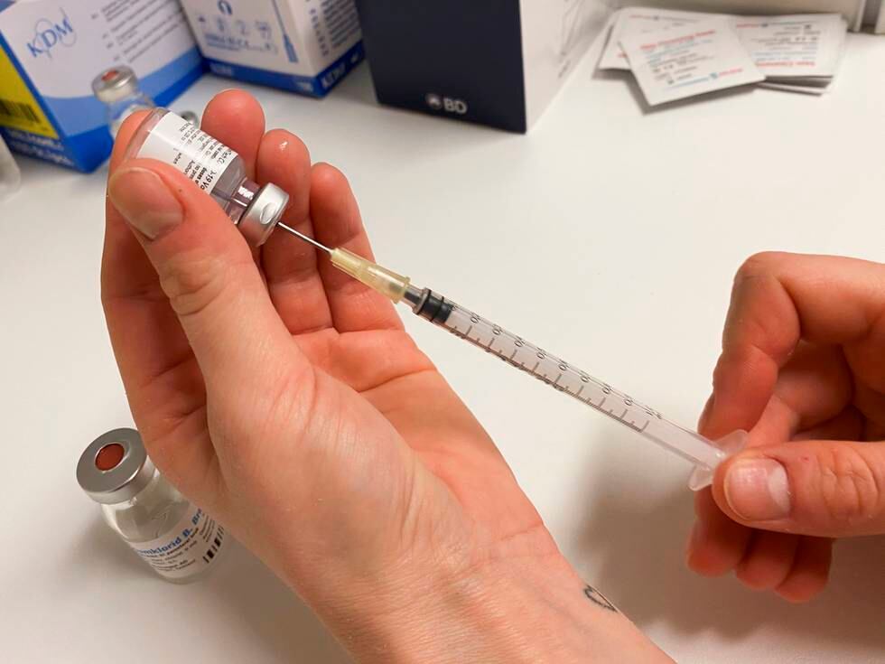 Oslo 20201228. 
Sprøyter med Covid-19 vaksine fra Pfizer / Biontech klargjøres til vaksinasjon på et sykehjem i Oslo.
Foto: Tone Spieler / NTB