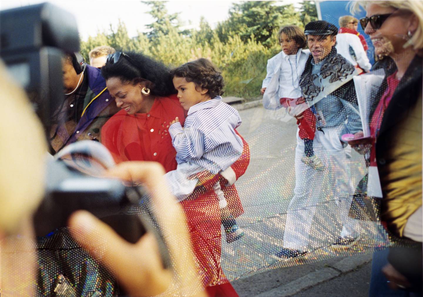 Diana Ross sammen med barn og mann Arne Næss jr. på vei inn til konserten med Michael Jackson på Valle Hovin i 1992.