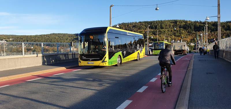 I dag kjører bussene over bybrua som knytter Strømsø og Bragernes torg sammen, men hvis det blir vedtatt å bygge ny bru sørger det for at kollektivtrafikken må omdirigeres i opptil tre år.