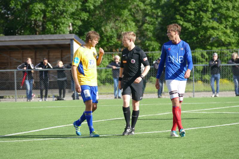 Groruds kaptein og midtstopper Morten-Andre Slorby og VIF-spiss Magnus Grødem hadde mange dueller. Her i dialog med en god dommer Jørgen Haugen.
