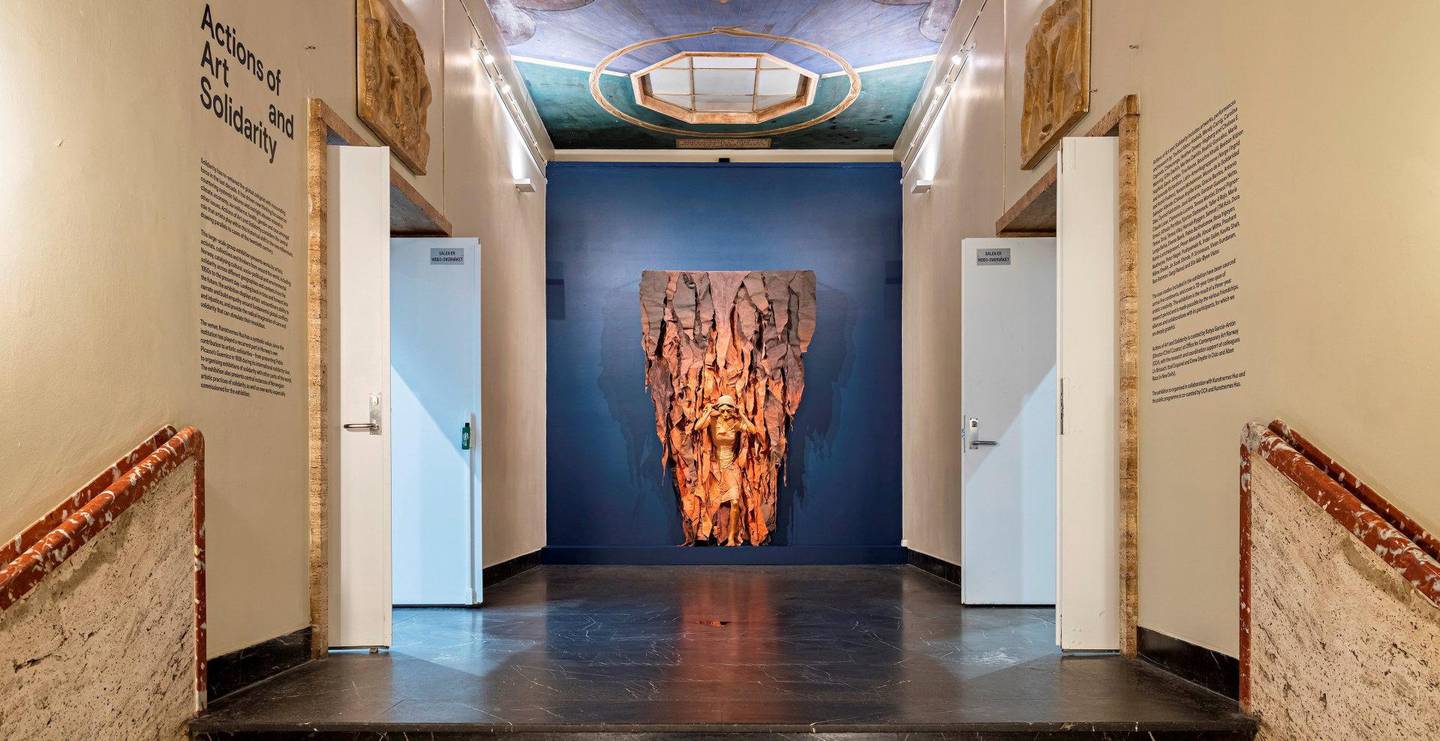 Gracia Barrios’ store vevnad «Multitud II» er ett av hovedverkene i en omfattende og visuelt rik utstilling.