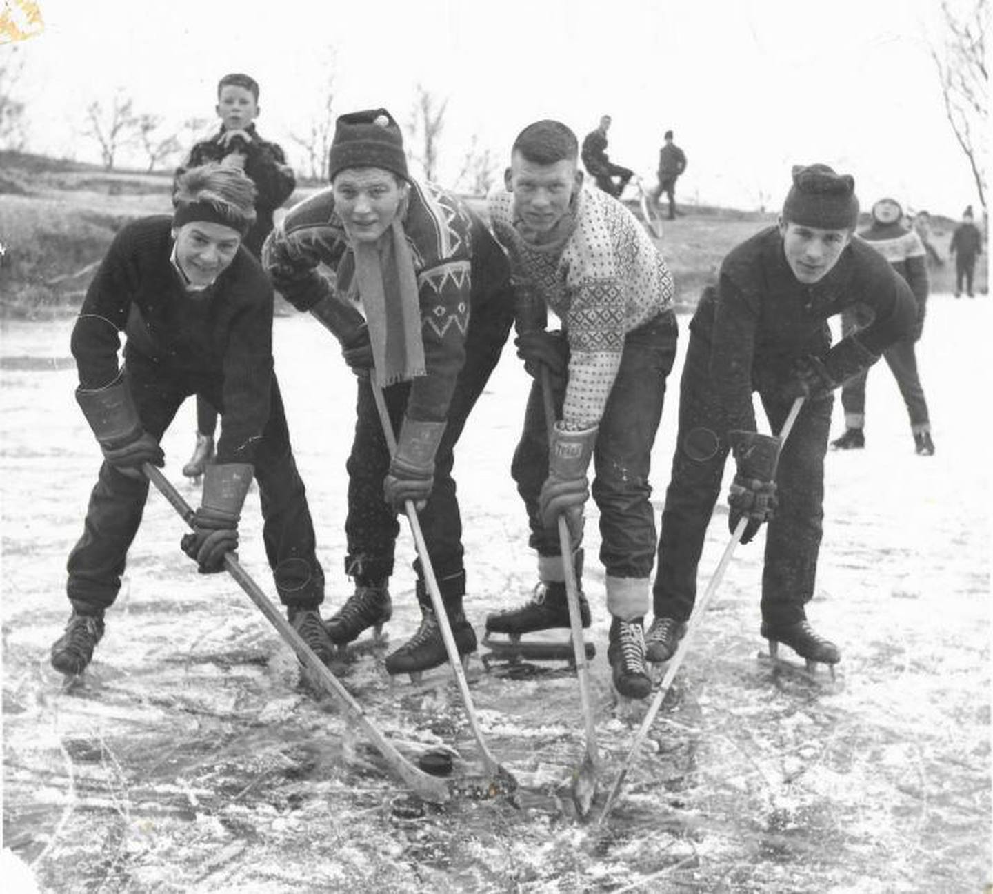 Unge hockeygutter i sving på isen i Brattliparken, trolig på nyåret i 1960, året da Stjernen ble stiftet. Fra venstre: Erik Karlsen, Teddy Madsen, Tom Garshol, Yngvar Martinsen. Bak står Jon Brynildsen.