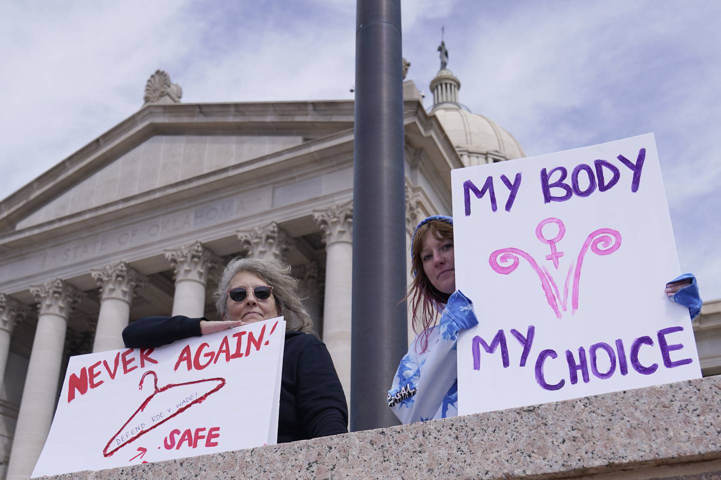 I Oklahoma signerte guvernør Kevin Stitt tidliger ei april en lov som gjør det forbudt å utføre abort. Det fikk flere til å møte opp for å demonstrere i delstatshovedstaden.