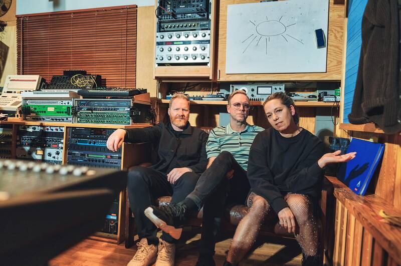Simone Eriksrud tilbake i studio med D'Sound, Kim Ofstad (til høyre) og Jonny Sjo.