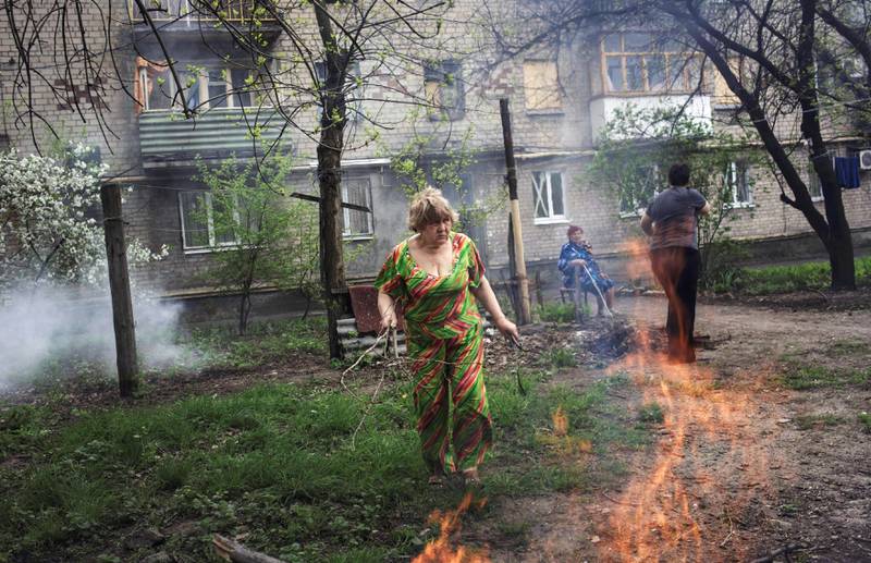 Taja Tsjedelni gjør vårrengjøringen i boligområdet Kievskij Distrikt, få kilometer fra fronten. Hun og ektemannen er blant de få som ikke har flyktet fra boligområdet. FOTO: KYRRE LIEN
