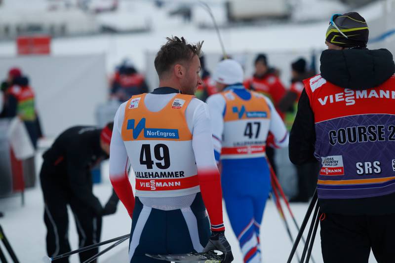 Med start nummer 49 startet Petter Northug etter de beste på lørdagens prolog. Det hjalp ikke. Her tusler hun ut av skistadion.