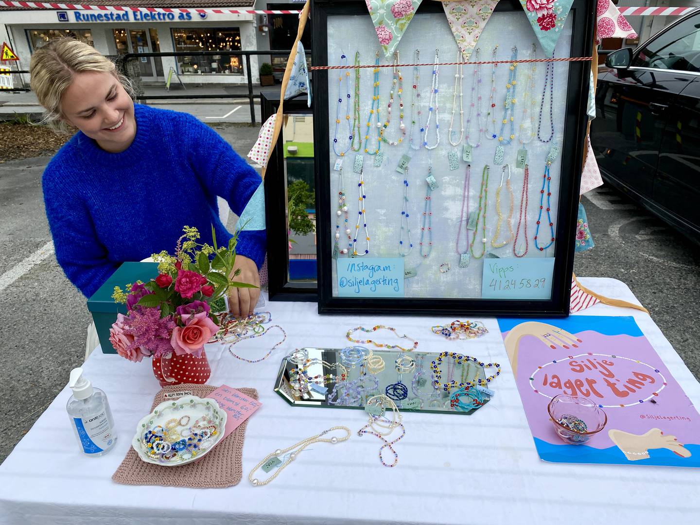Silje Jørgensen Erdal (21) lager håndlagde smykker som hun selger på @siljelagerting. Hun er en av de som har stand på Nytorget.