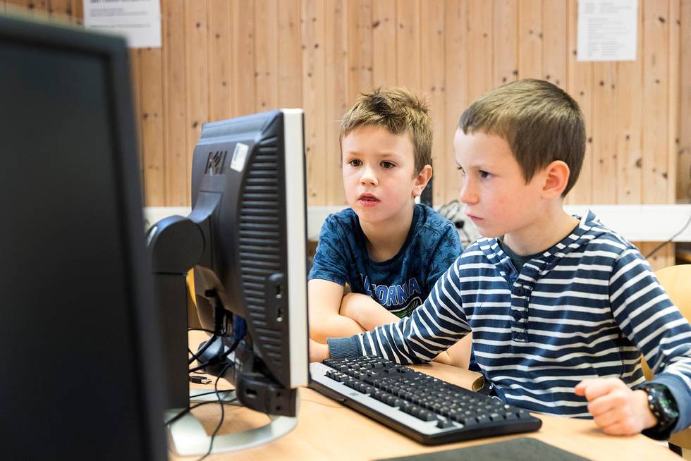 Trondheim  20171009.Elever som holder på med datamaskin i klassesituasjon på barneskole. Modellklarert.Foto: Gorm Kallestad / NTB scanpix