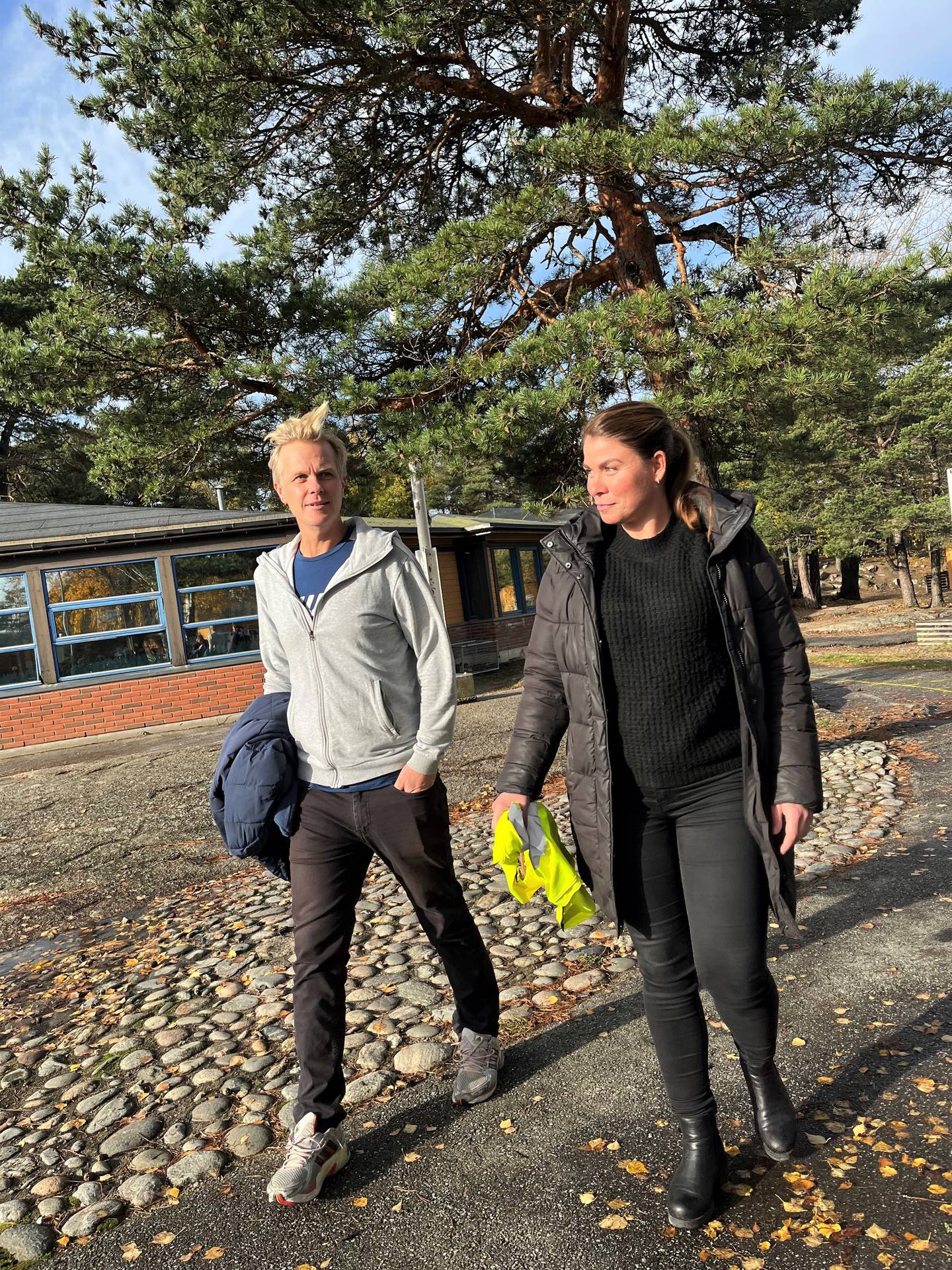 Skolen Andreas Larsen og Camilla Therese Ek jobber på, har store uteområder med variert terreng, og som ligger rett ved gode turmuligheter. De bruker gjerne nærområdene i undervisningstiden.