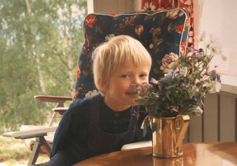 På verandaen: Vi hadde en deilig hage med masse blomster. På verandaen var det spiseplass og spektakulær utsikt over Drammensfjorden. Bjørkene i bakgrunnen tilhørte stortingspresident Ingvaldsen.