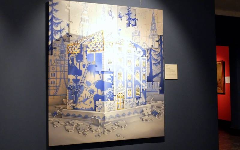 Bjørn Båsen fra Eggedal viser historien om den koboltblå fargen i «Krønike» som han har malt for denne utstillingen.