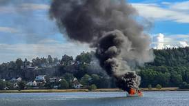 Mann hoppet i sjøen fra brennende båt i Tønsberg