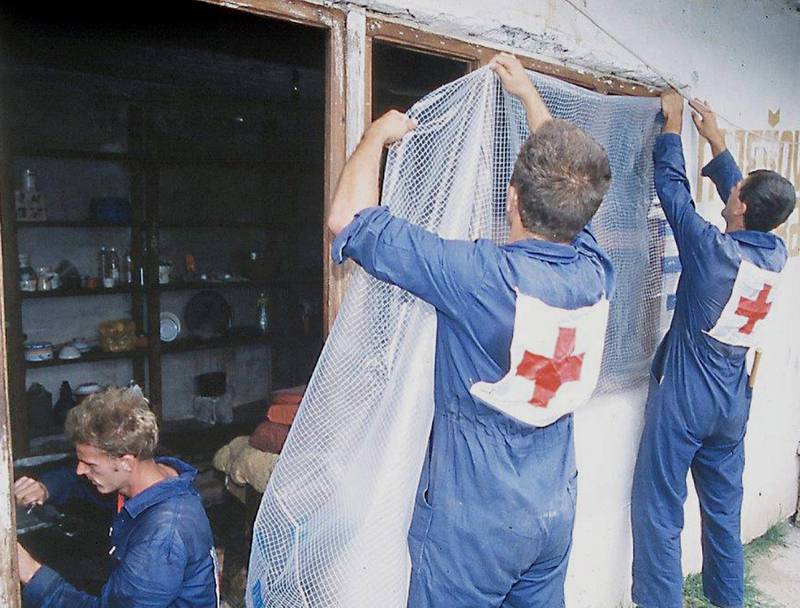Koreakrigen på 1950-tallet og Biafra-krisen på 60-tallet sporet til opprettelsen av en internasjonal avdeling i Norges Røde Kors. Her yter Røde Kors bistand under gjenoppbyggingen av Bosnia i 1997. FOTO: NORGES RØDE KORS/NTB SCANPIX