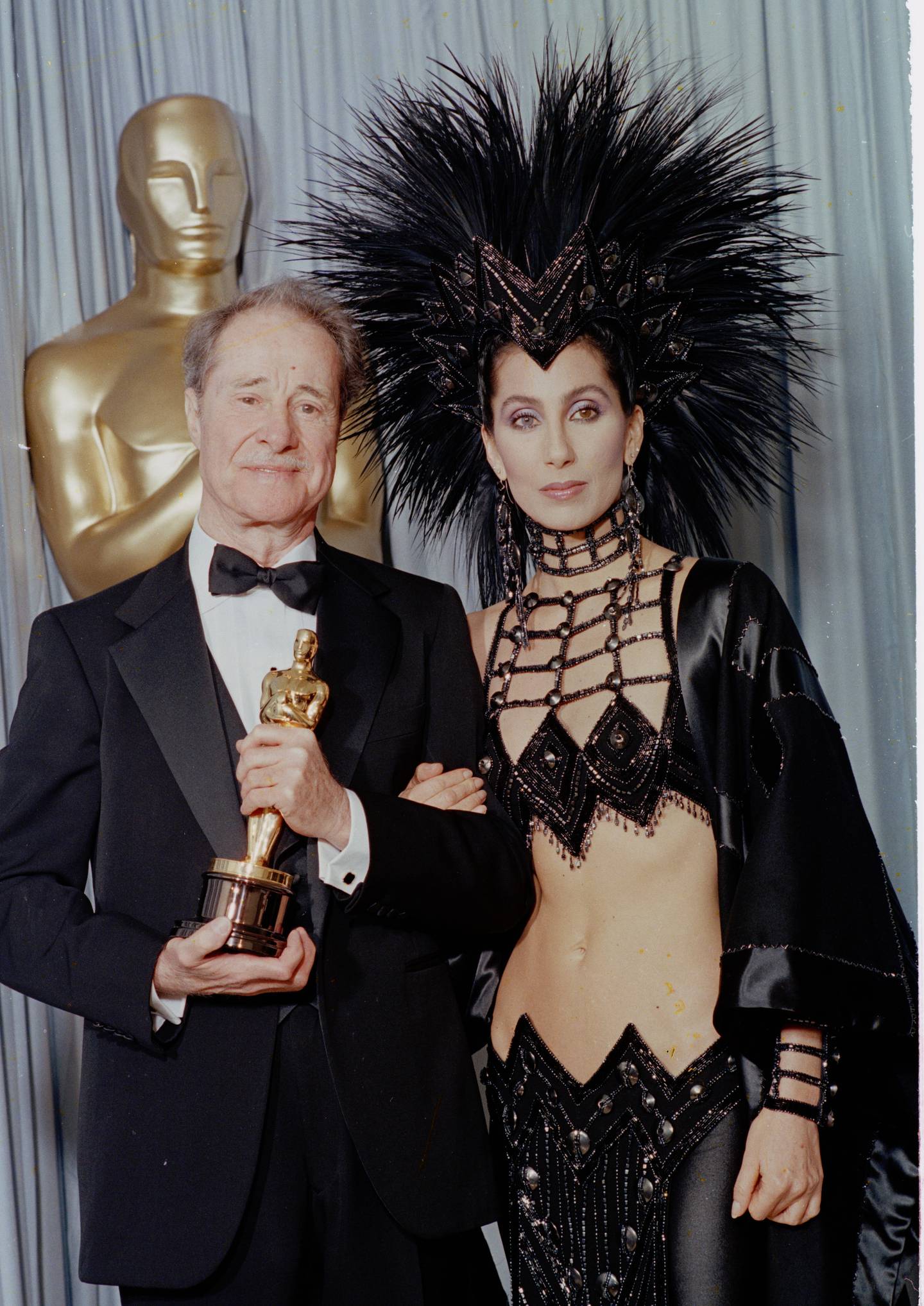 Cher i fjærkreasjon, sammen med skuespiller Don Ameche.