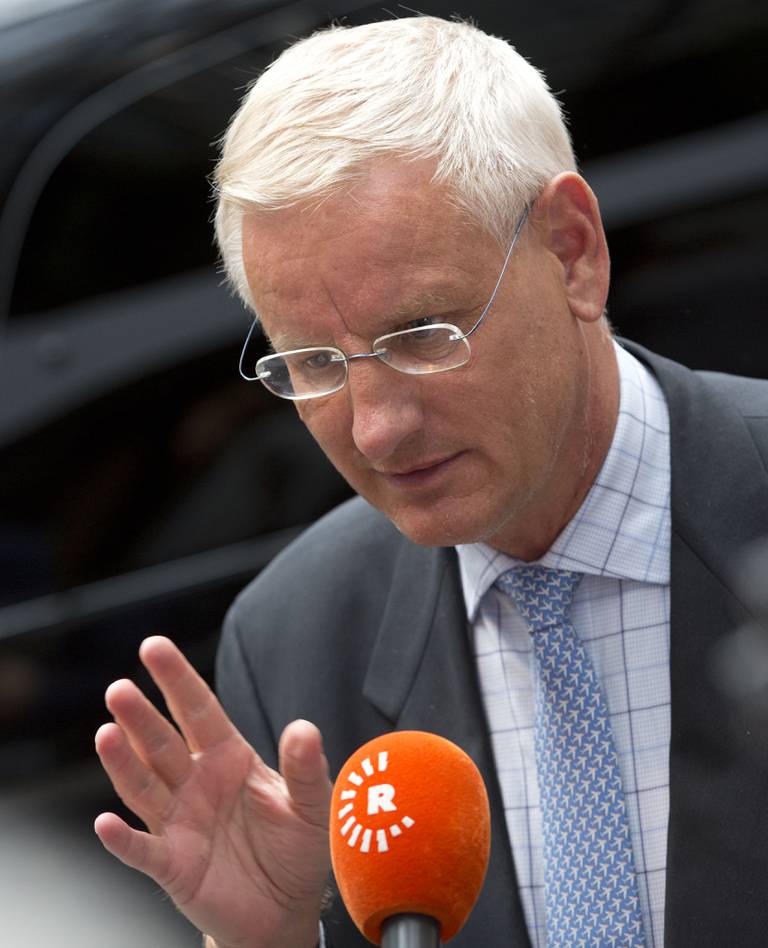 Swedish Foreign Minister Carl Bildt speaks with journalists as he arrives for a meeting of EU foreign ministers at the EU Council building in Brussels on Friday, Aug. 15, 2014. France's decision this week to arm Kurdish fighters in the battle against Islamic militants marked a turning point in Europe's wavering stance on Iraq, with an EU emergency meeting on Friday seeking to forge a unified response to the Sunni insurgents' advance. (AP Photo/Virginia Mayo) / TT / kod 436
