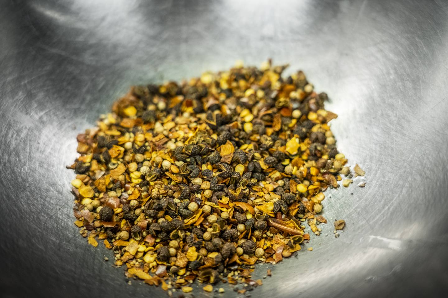 Coriander seeds, szecuhan pepper, chili flakes and black pepper are mixed and crushed.