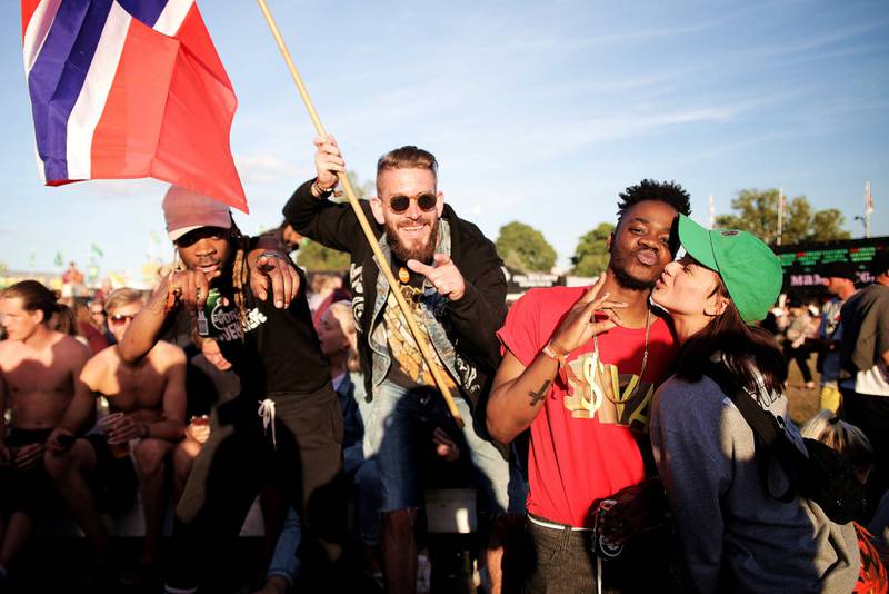 Snow Boyz skapte glede på festivalplassen. Paulo til venstre og Rafael til høyre. I midten fan med flagg.