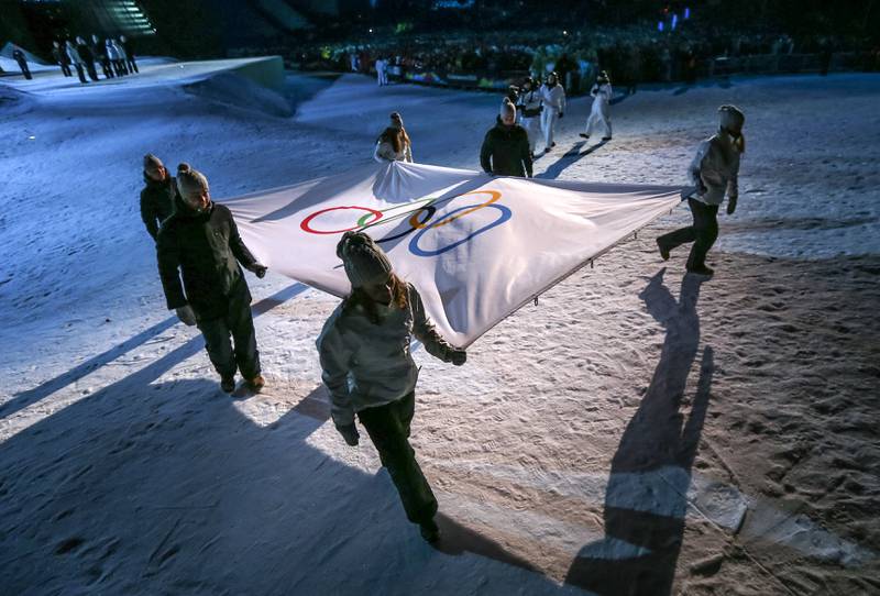 Unge norske deltakere bringer OL-flagget inn på arenaen. FOTO: AI TIELEMANS/NTB SCANPIX