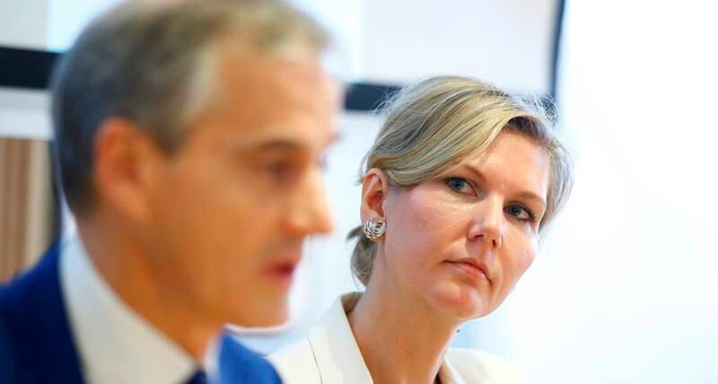 Finanspolitisk talsperson Marianne Marthinsen, her med partileder Jonas Gahr Støre, omtaler eget pensjonsforslag som ansvarlig. – Og vi kommer til å gjennomføre, sier hun.
