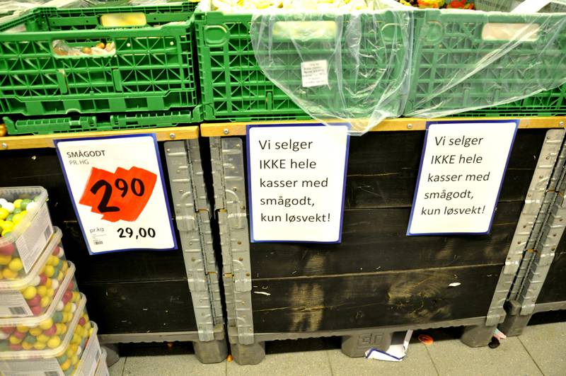 Hos Rema 1000 Byterminalen skilter man med at det ikke er lov å kjøpe hele kasser med smågodt. Foto: Arne Birkemo