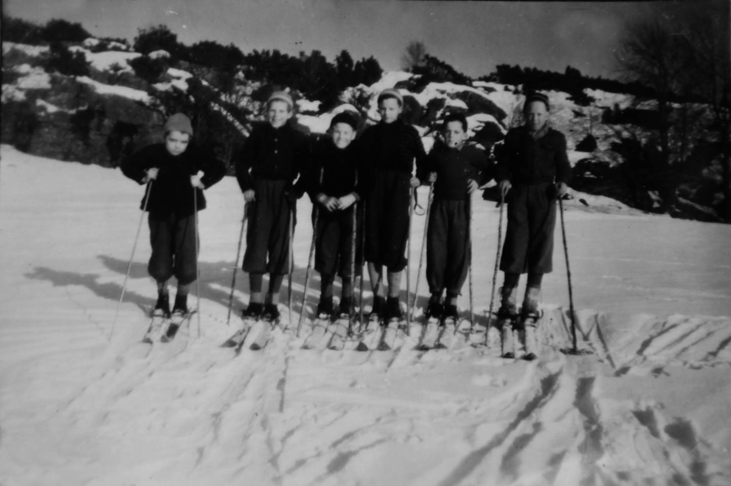Unge skiløpere i Gunnebakken på årum på 1940-tallet.