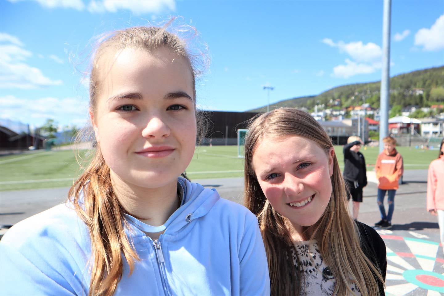 Venninnene Michelle Bjerknes og Nora Brodal (11) og har gått 6 år sammen på Øren skole, og frykter nå at å bli splittet.