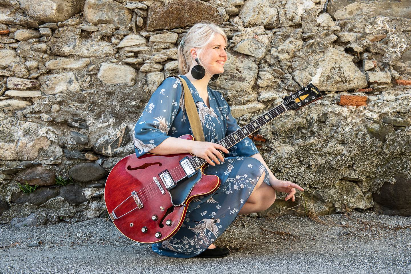 Oddrun Lilja Jonsdottir fortsetter å glede, både med sitt eget gitarspill og sine mange medspillere.