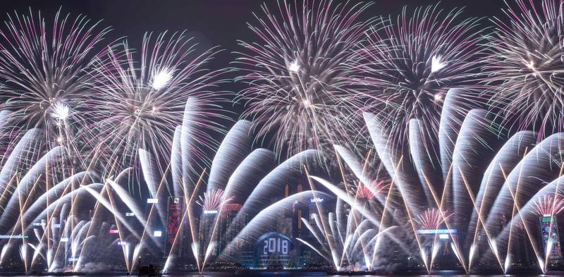 Fyrverkeri i Hong Kong markerer det nye året, som blant annet feires i Kina, Hong Kong, Malaysia, Singapore, Indonesia, Tawian, Korea og en rekke andre land.