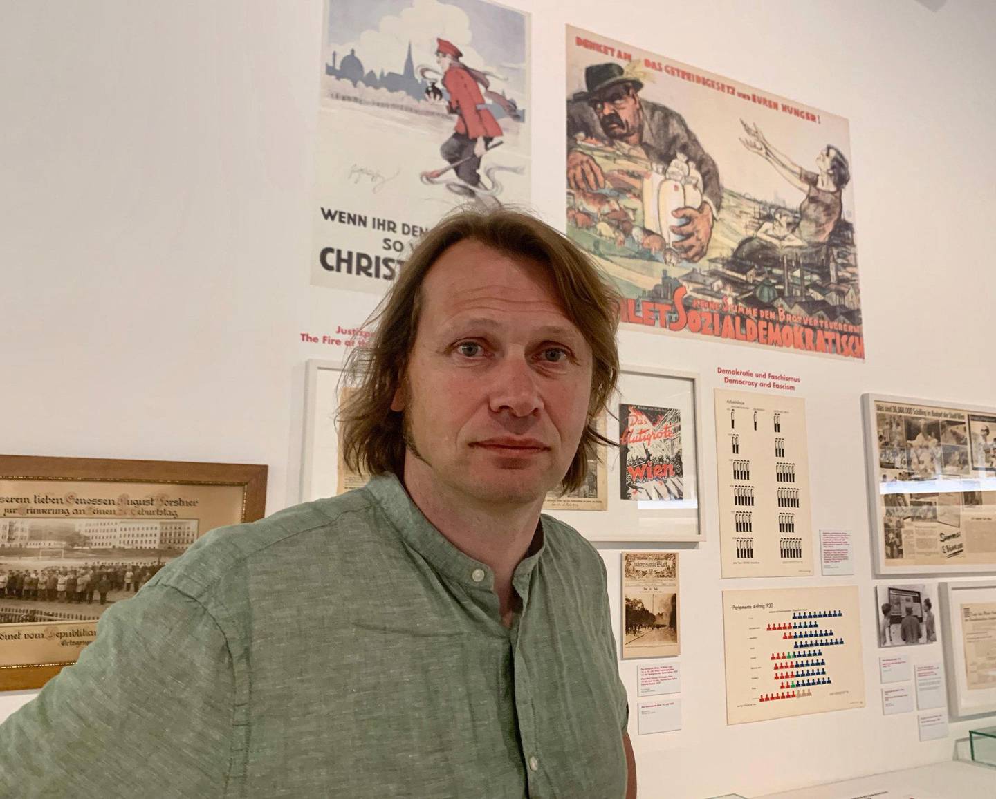 STÅR BAK: Historiker Werner Michael Schwartz er kurator for utstillingen «Das Rote Wien» som er satt opp ved Wien Museum i disse dager. FOTO: ROY F. CONRADI ANDERSEN