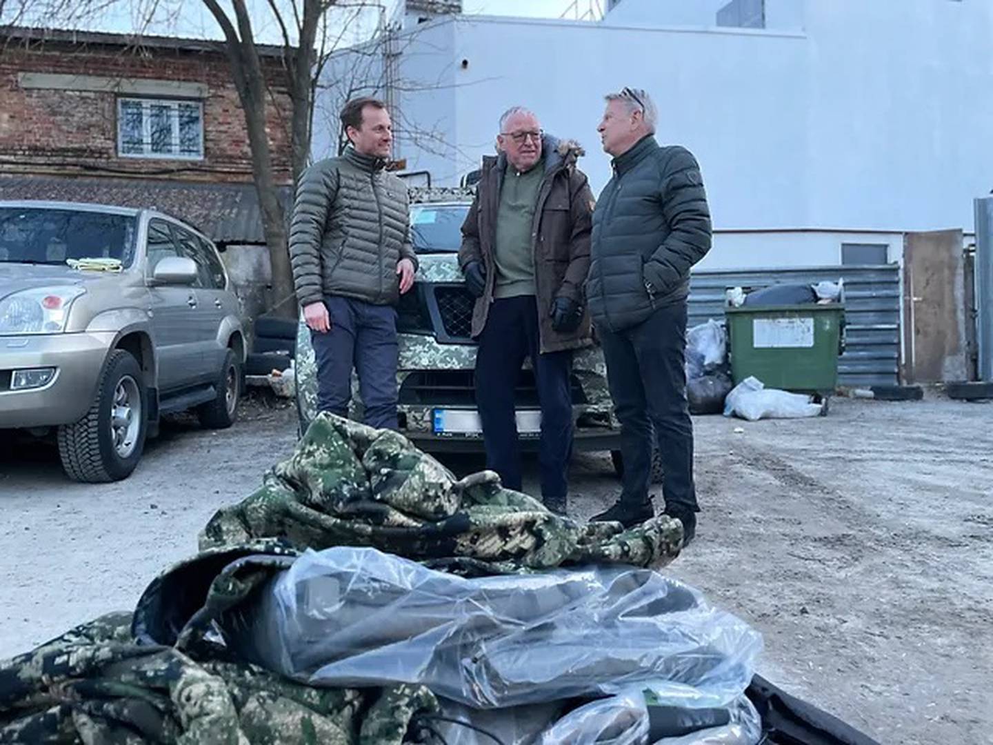Varmetepper, sko, batterier og aggregater er blant lasten til de frivillige som kjører til Ukraina , Roy Jacobsen i midten.