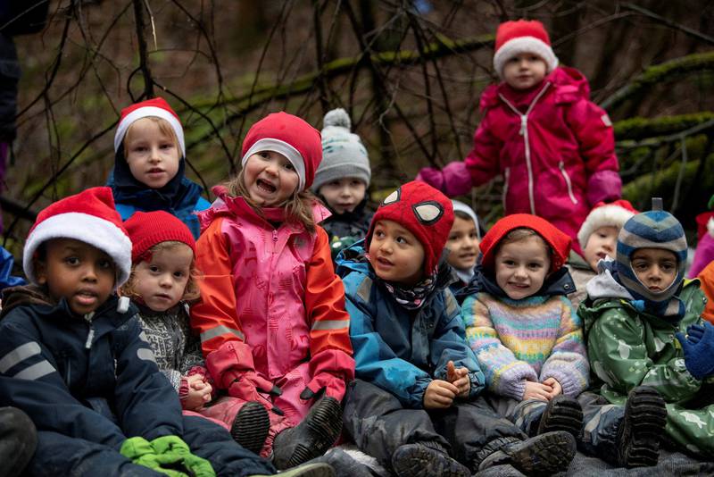 Plutselig var det jul i skogen, der de pleier å gå tur til vanlig! Spennende, syns barnehagebarna.