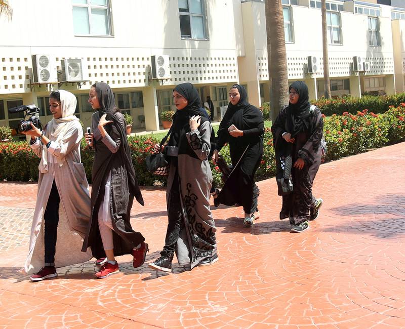 Ny stil: Moderne saudiarabiske filmstudenter på universitetet i Jidda demonstrerer den friere klesstilen som nå godtas i Saudi-Arabia: utildekkede ansikter, synlig pannelugg, ikke bare svarte hodeplagg og åpne abayaer som viser moderne jeans. FOTO: YASSER BAKHSH/NTB SCANPIX