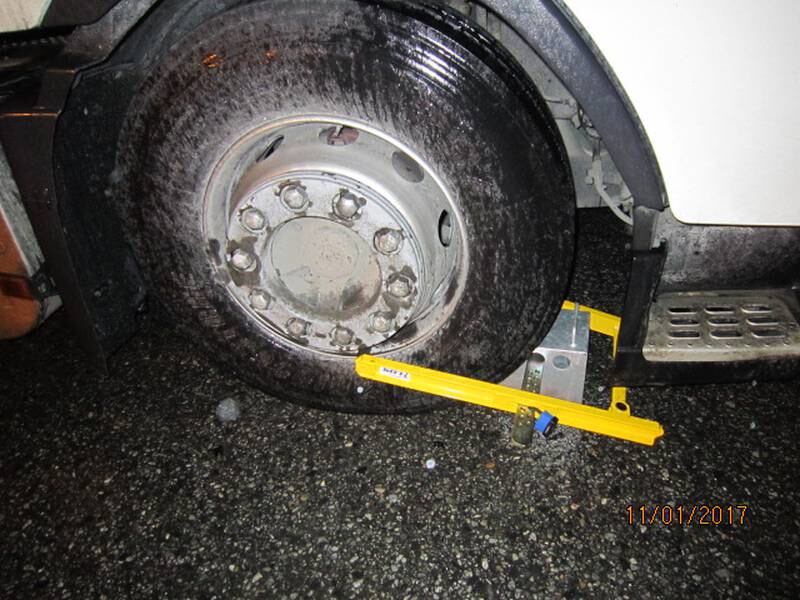 Kjøretøyet var i så dårlig teknisk stand at det ble låst ned i påvente av reparasjoner og omlasting. Foto: Statens vegvesen