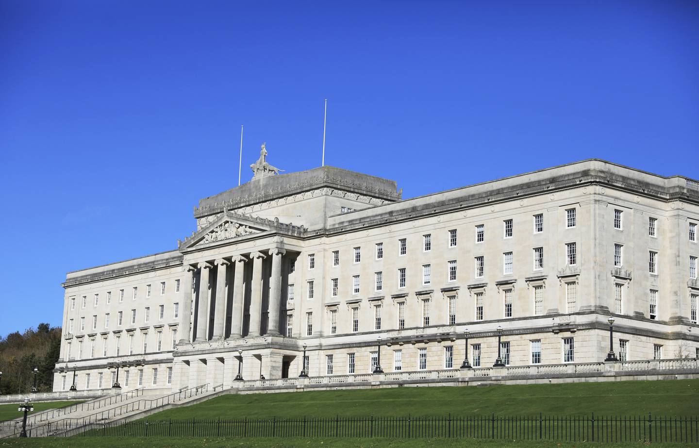 Siden februar 2022 har provinsregjeringen og forsamlingen i Nord-Irland vært suspendert. Selvstyreforsamlingen holder til i bygningen i Stormont, Belfast.