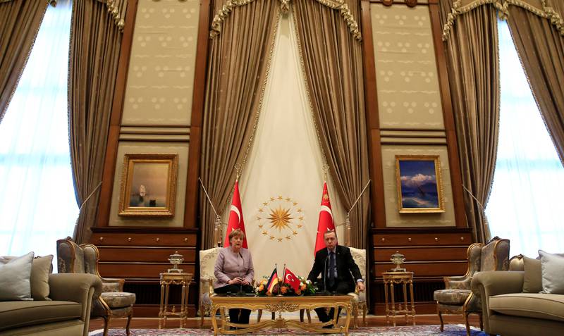 Tysklands kansler Angela Merkel insisterer på dialog med sin tyrkiske kollega, men det har så langt ikke greid   å hindre flere diplomatiske kriser. Her på besøk hos president Recep Tayyip Erdogan i starten av februar i Ankara.