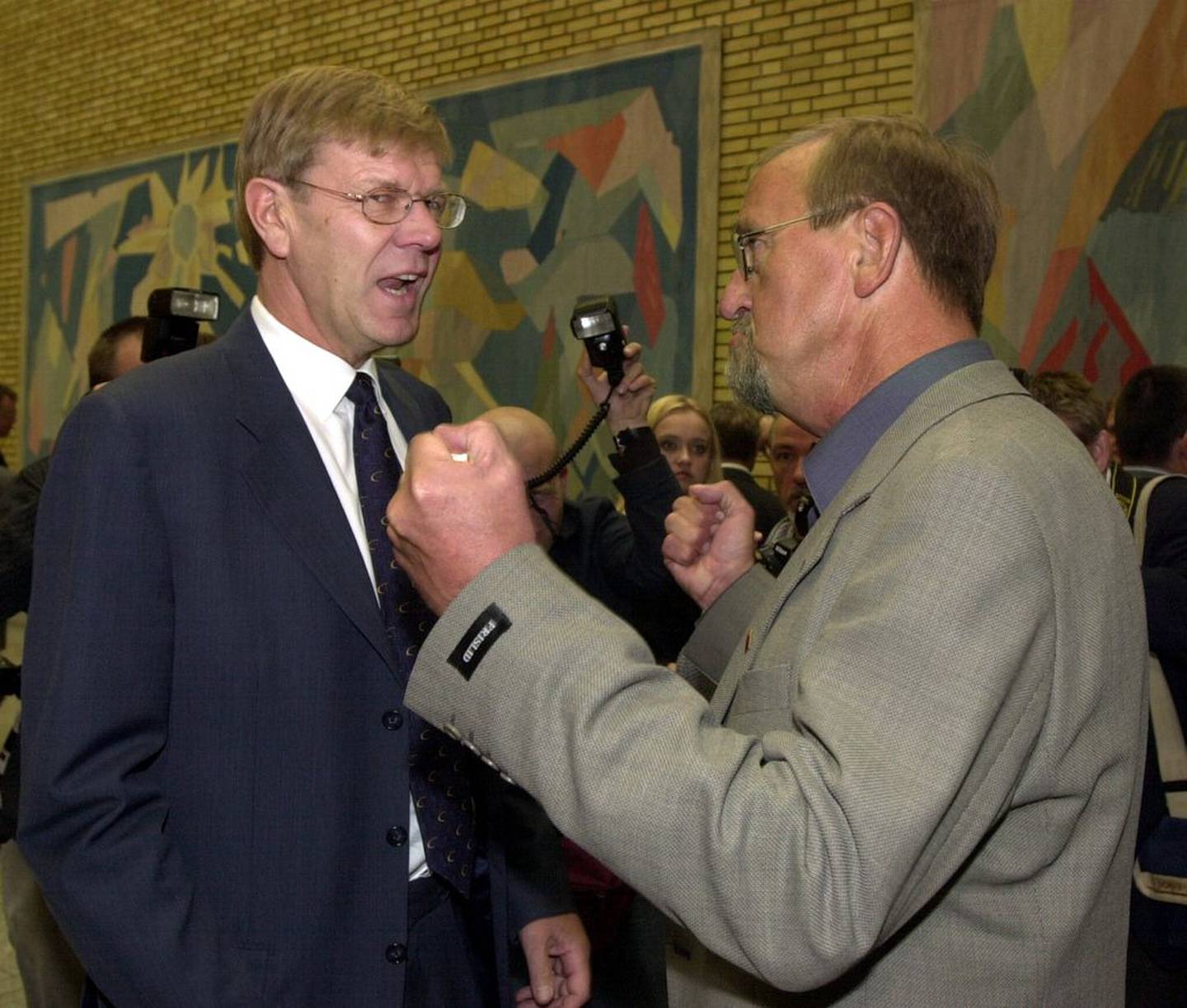 NHO-sjef Finn H. Bergsersen og Yngve Hågensen diskuterer forslaget til statsbudsjett for 2001 i Stortingets vandrehall.