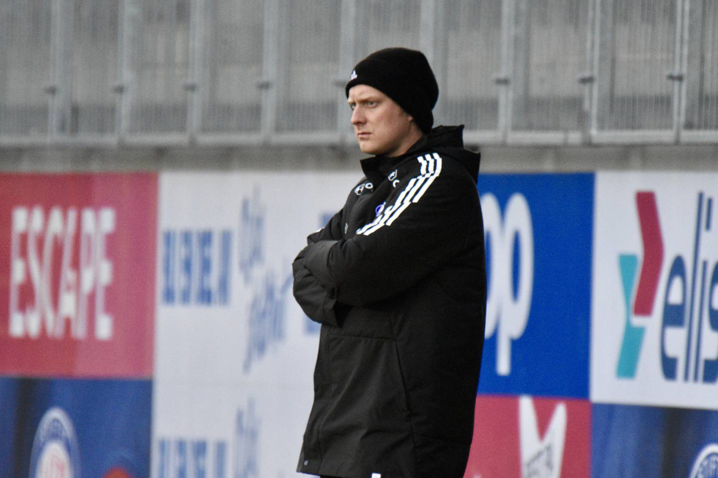 Vålerenga 2-trener Øystein Sanden på sidelinja under serieåpningen mot Asker.