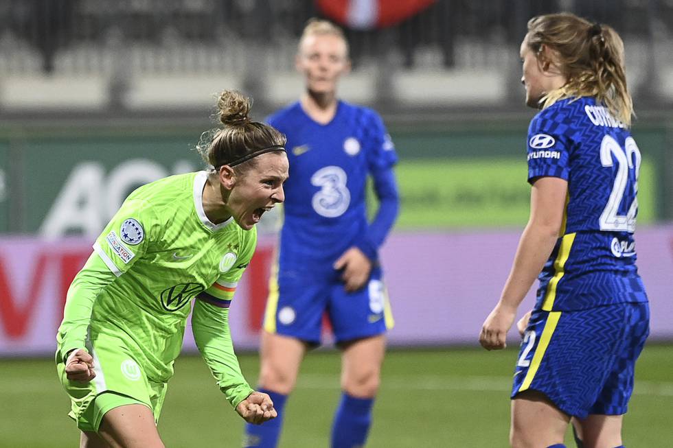 Svenja Huth jubler for scoring i Wolfsburgs storseier over Chelsea, som dermed er ute av kvinnenes mesterliga. Foto: Swen Pförtner, DPA via AP / NTB