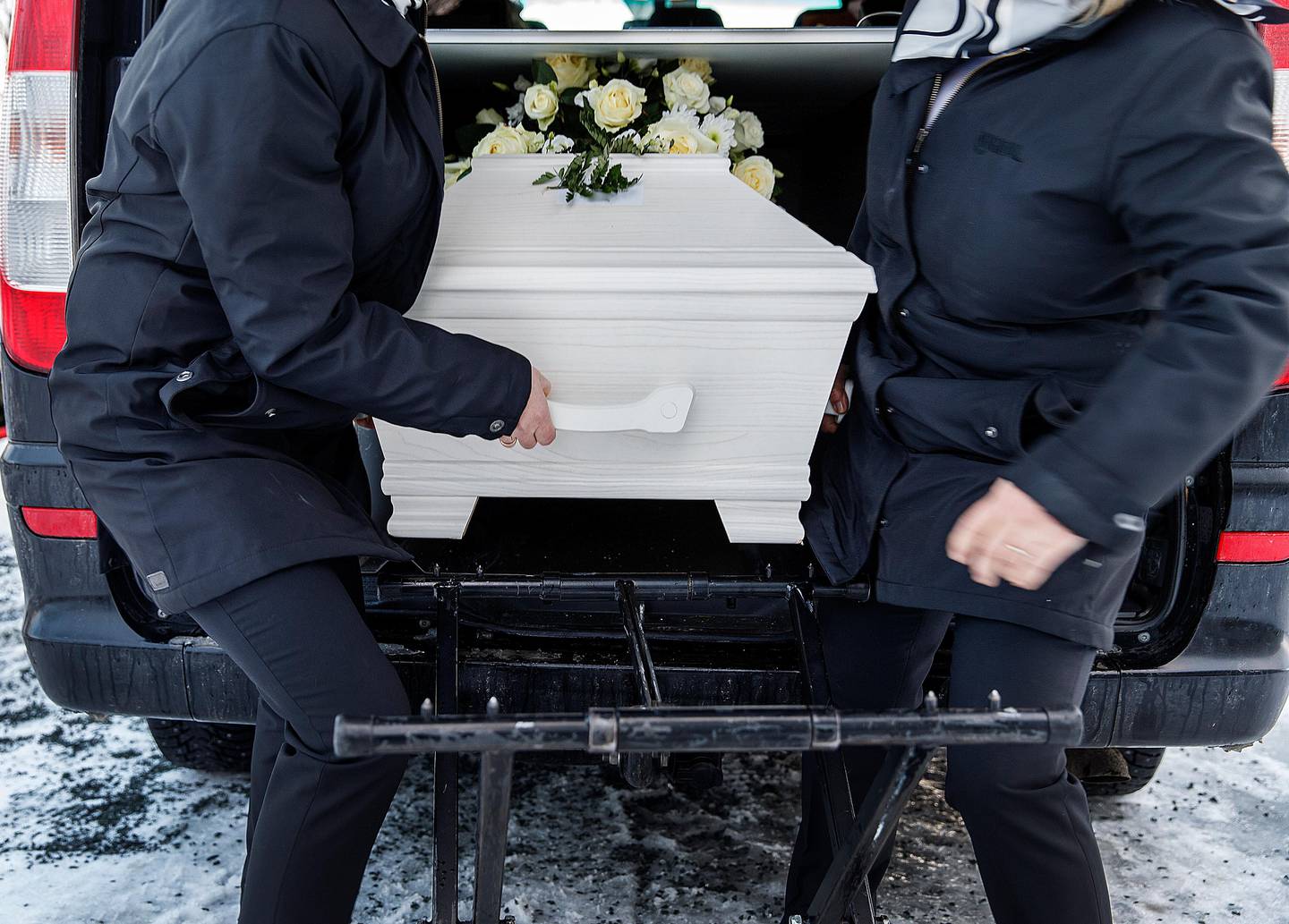 TRONDHEIM  20161206.
Begravelse i den norske kirke. Kiste som løftes ut av bil til begravelsebyrået.
Modellklarert til redaksjonell bruk.
Foto: Gorm Kallestad / NTB scanpix