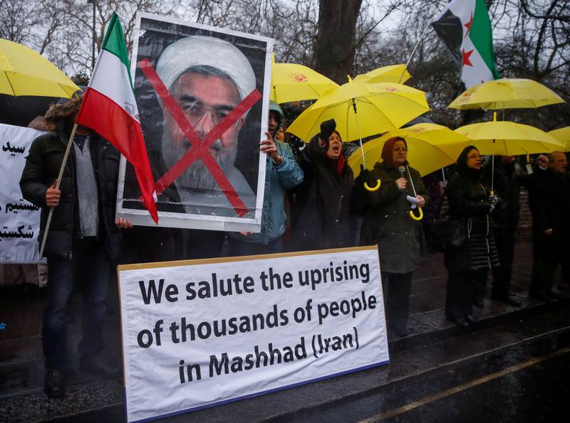 Motstandere av Irans president Hassan Rouhani viser sin støtte til demonstrantene i Iran i London.
