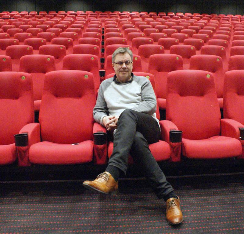 Kinosjef Steinar Johansen i Kino City Drammen håper de snart kan åpne visninger med få i salen. Foto: Erlend Kjernli