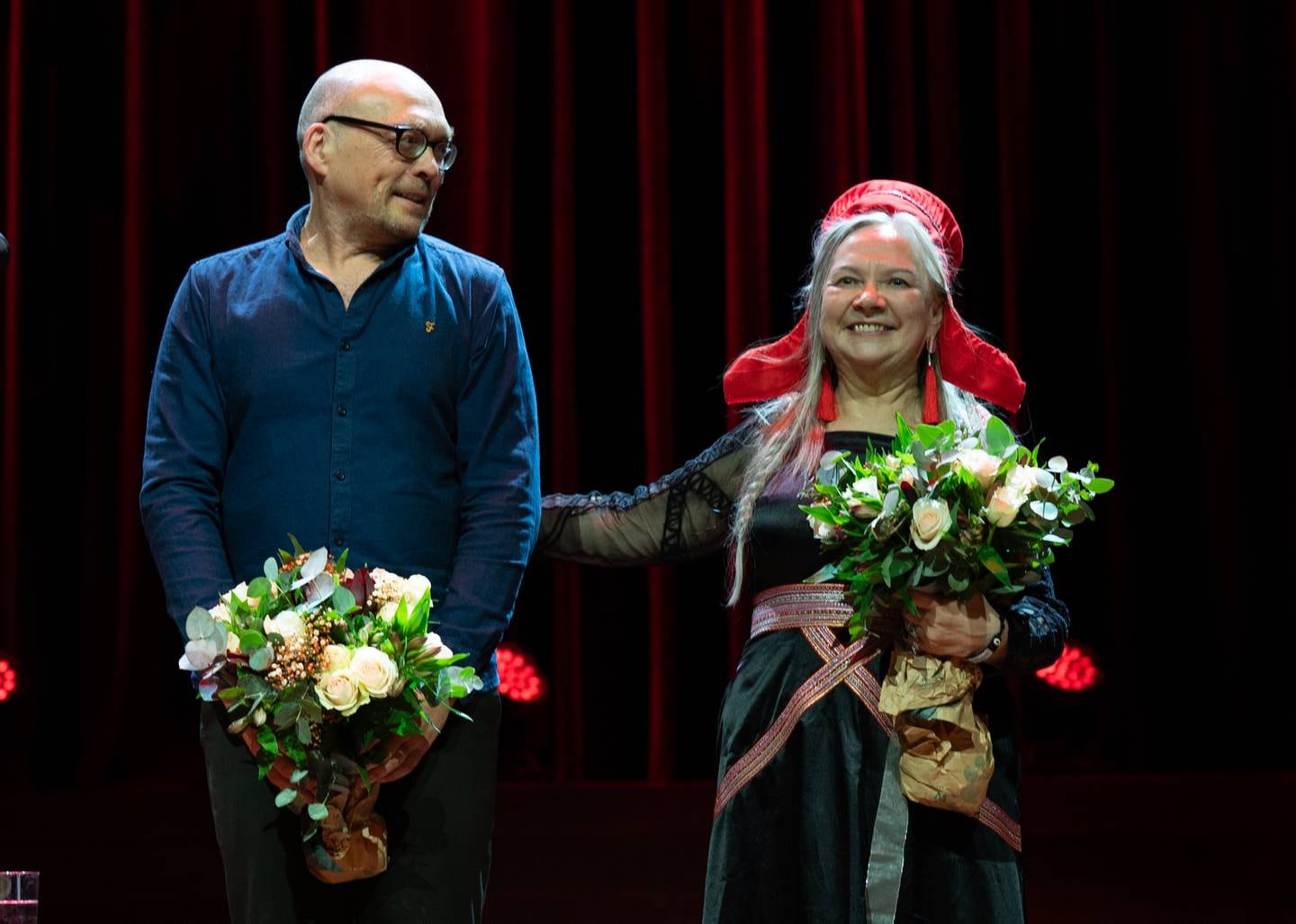 Fortjente blomster til Bugge Wesseltoft og Mari Boine etter åpningskonserten på Oslo World.