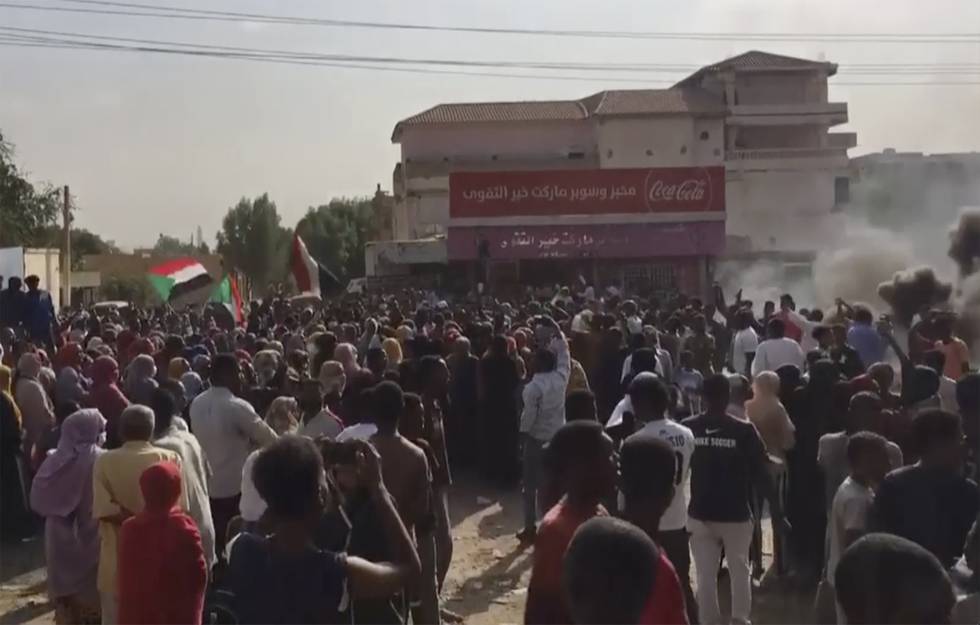 Mennesker har samlet seg i Khartoum for å protestere mot militærets maktovertakelse. Foto: AP / NTB
