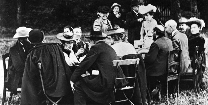 Rosa Luxemburg under et møte i hagen til en pub i  Jena, Tyskland, 1905.
