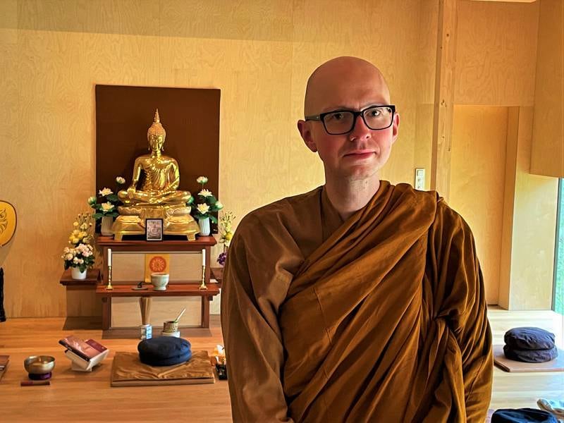 Buddhistmunken Titthanyano i indre Østfolds skogskloster håper flere begynner å undersøke sitt indre – og gjerne besøke et kloster.