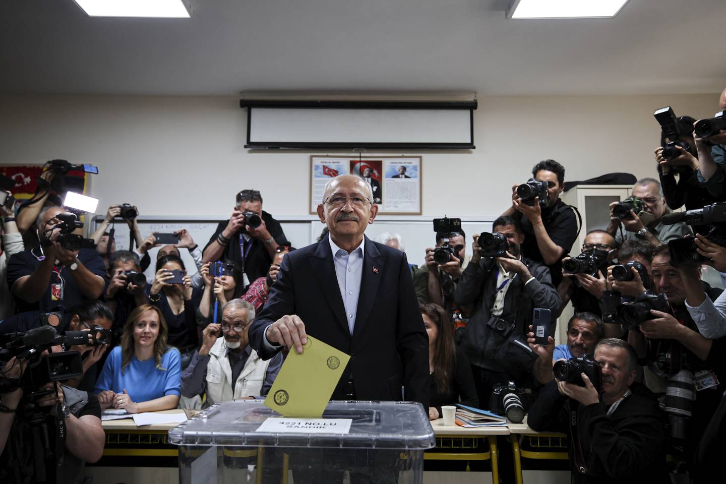 Tyrkias opposisjonsleder Kemal Kilicdaroglu avgir sin stemme – trolig på seg selv. Foto: Riza Ozel / dia Images via AP / NTB